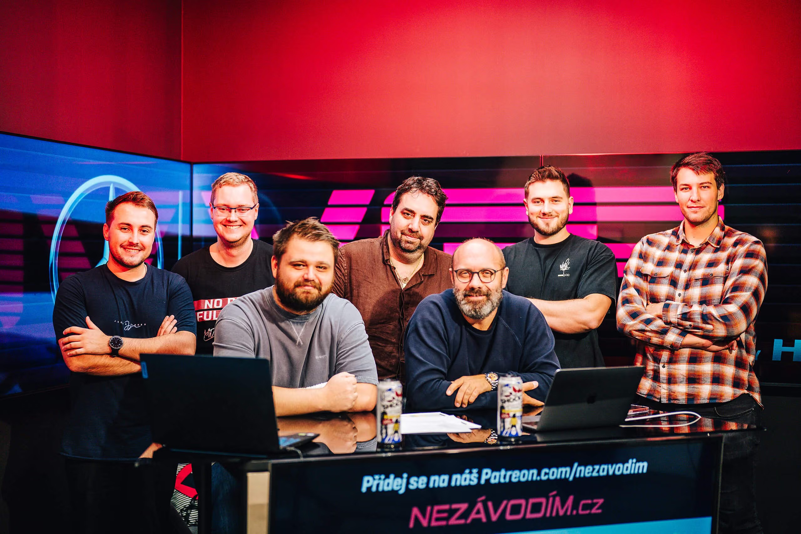 Týmová fotka ze studia PROESPORT